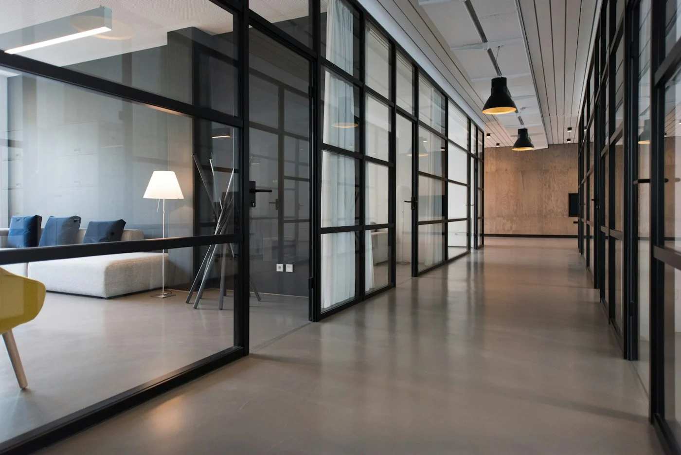 Ambiente de trabalho contemporâneo com luz natural e vegetação